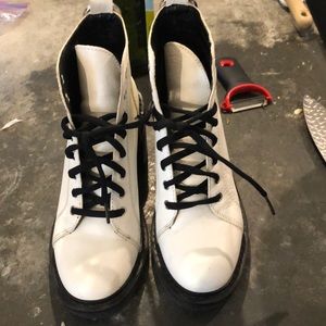 Size 7 white dolce vita boots